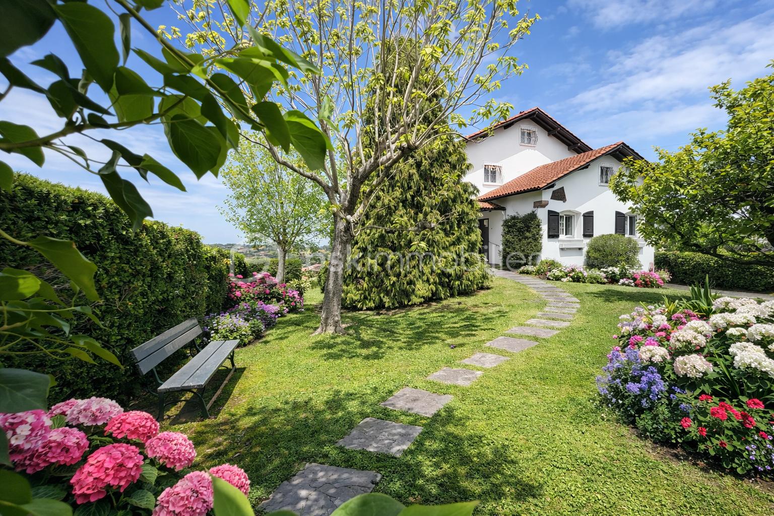 Jardin luxuriant et maison moderne.png