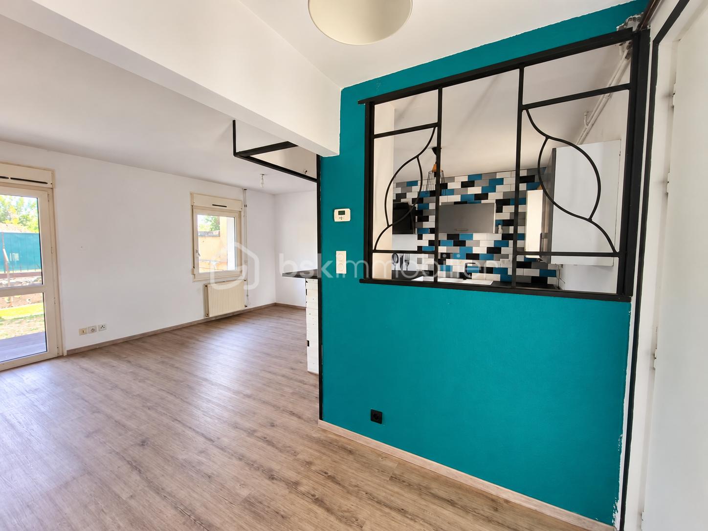Intérieur moderne aux accents turquoise.png
