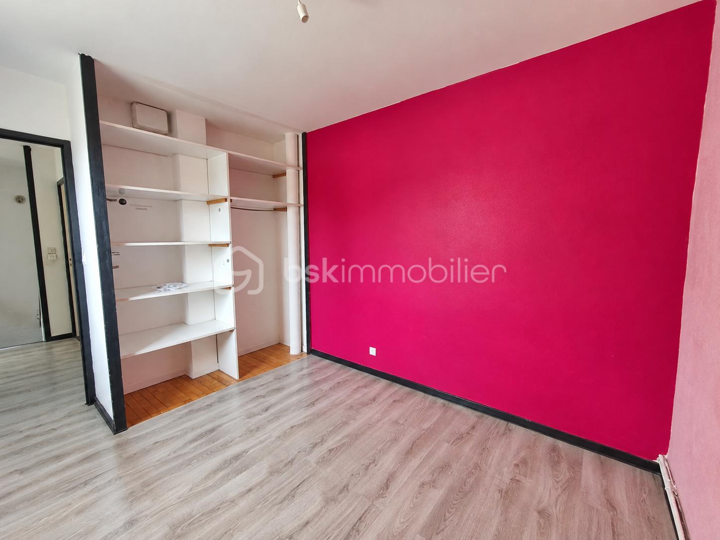 Chambre vide au mur magenta.png