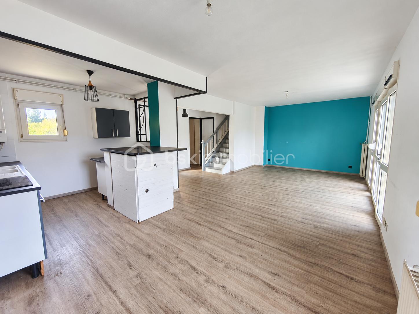 Intérieur moderne ouvert, accents turquoise.png