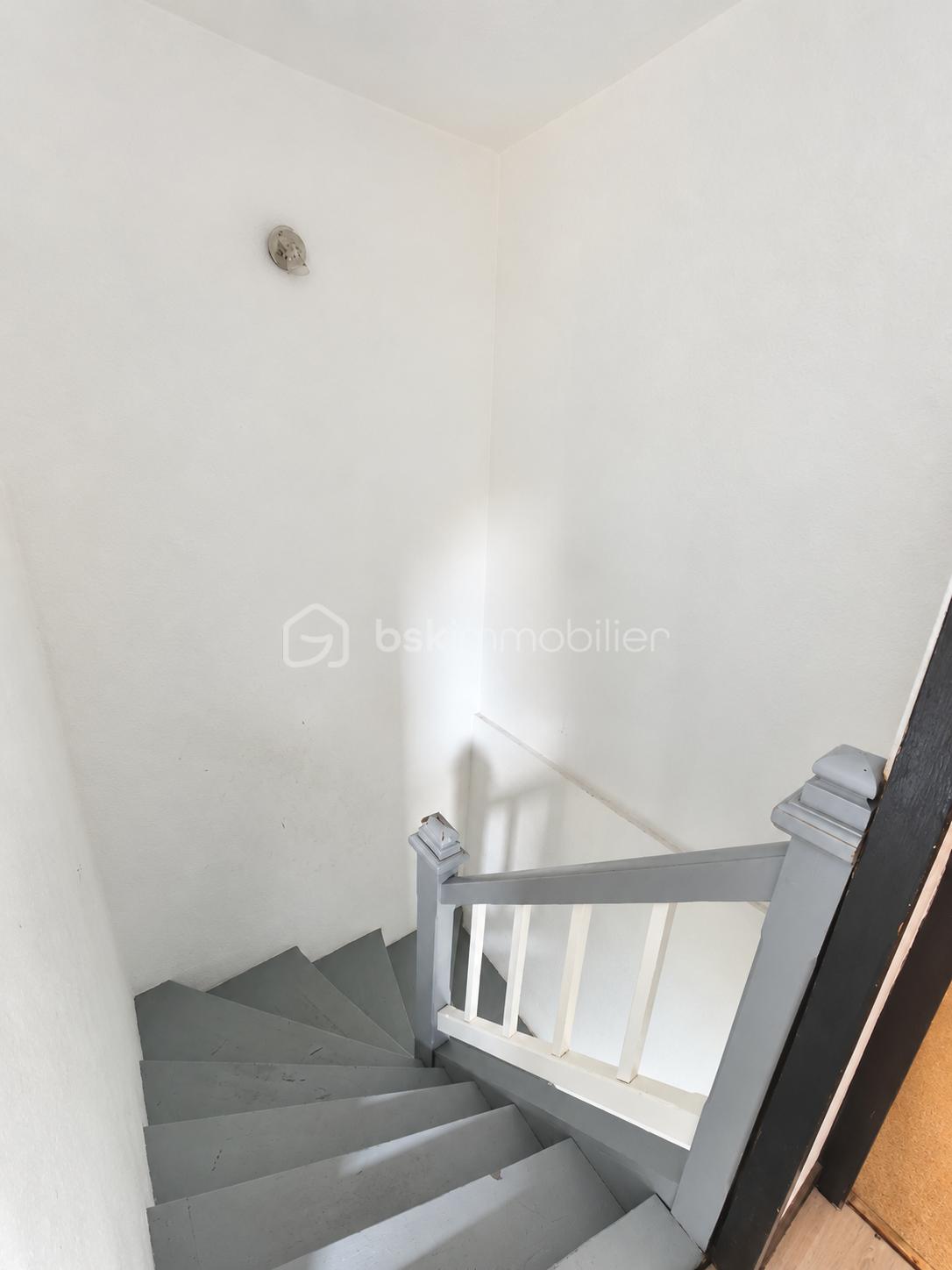 Escalier gris en colimaçon intérieur.png