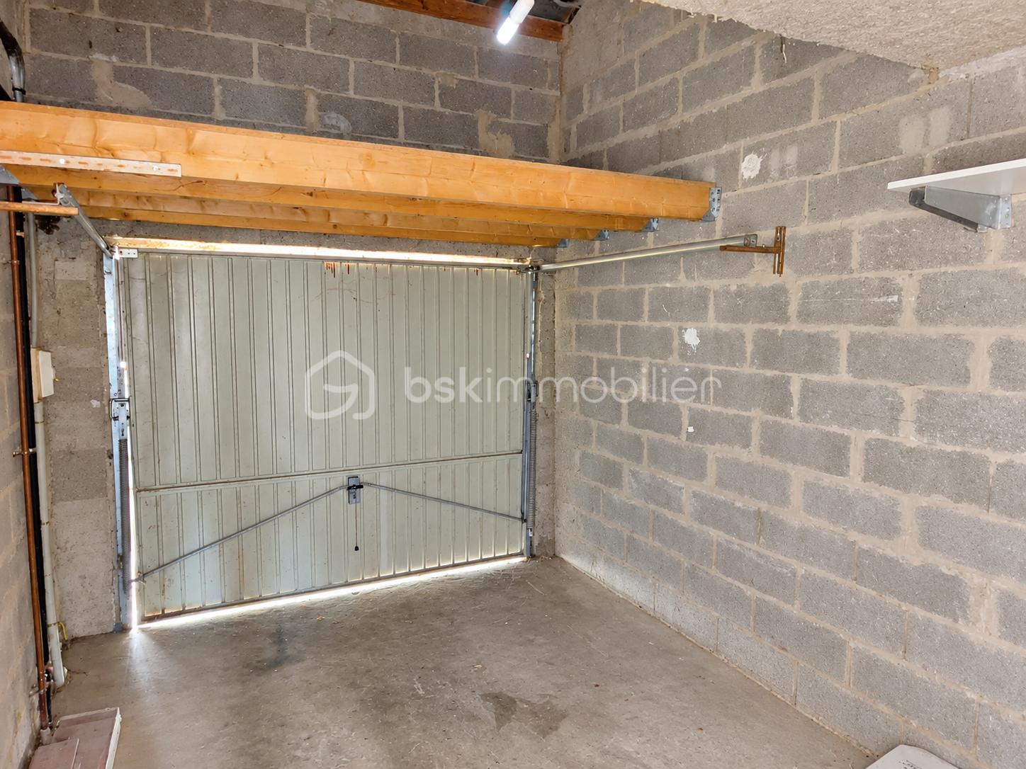 Garage utilitaire vide et lumineux.png
