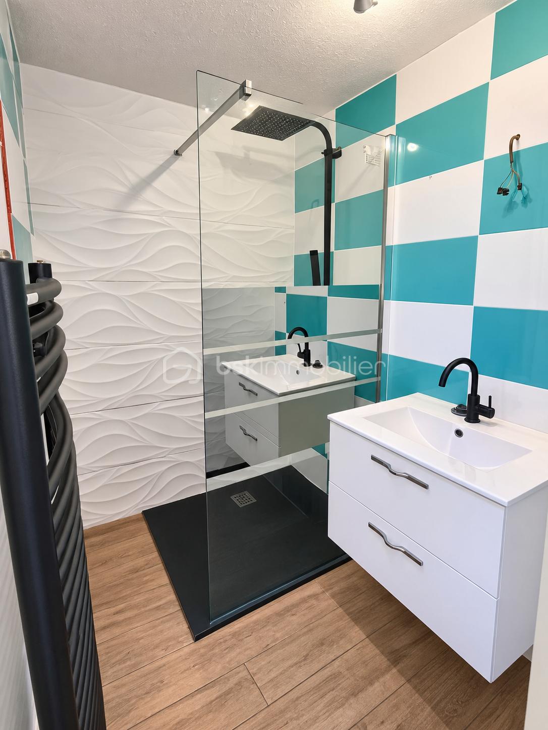 Salle de bains moderne aux accents turquoise.png
