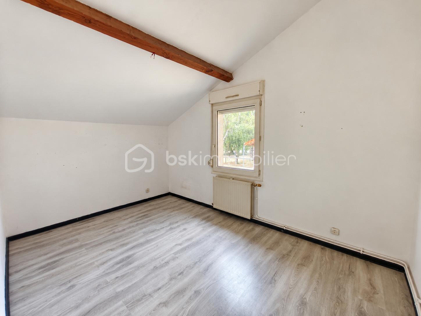 Chambre mansardée vide et lumineuse.png