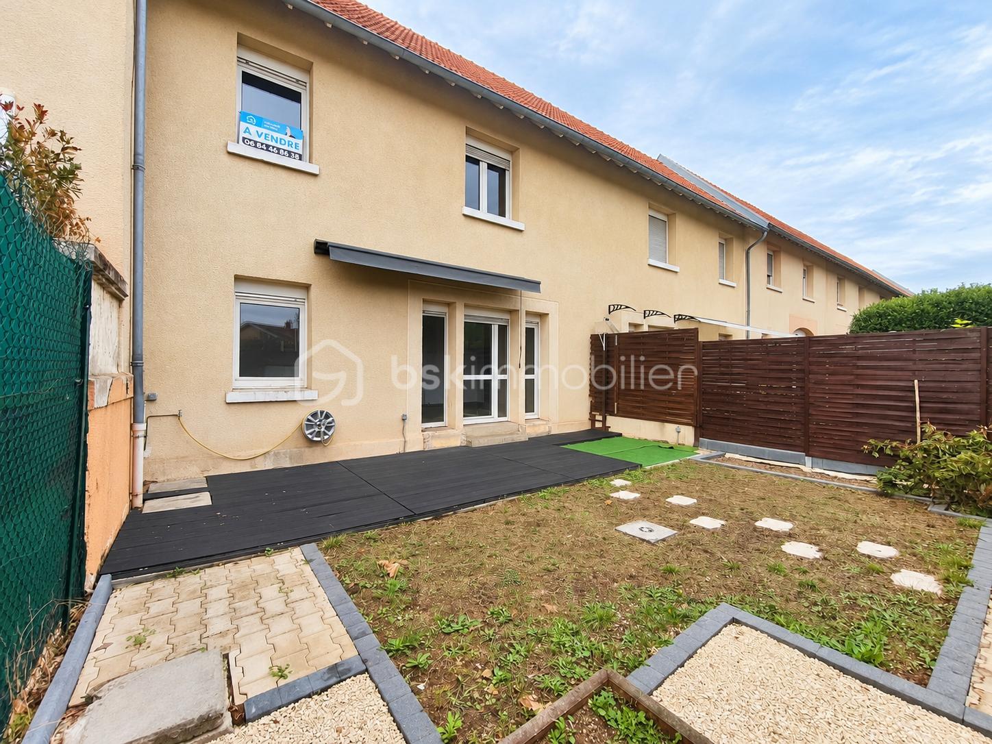 Jardin arrière d’une maison à vendre.png