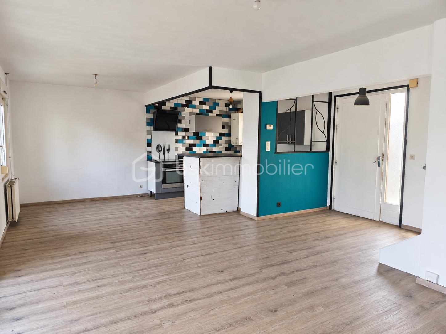 Intérieur moderne avec cuisine ouverte et entrée.png