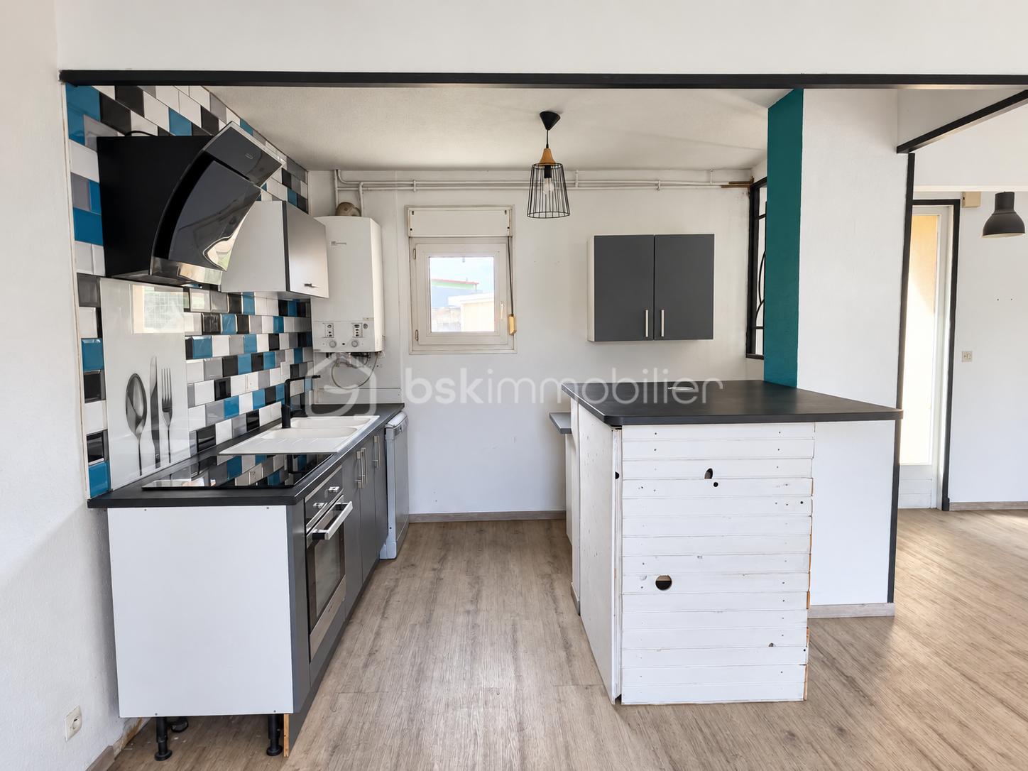 Cuisine moderne ouverte aux accents turquoise.png