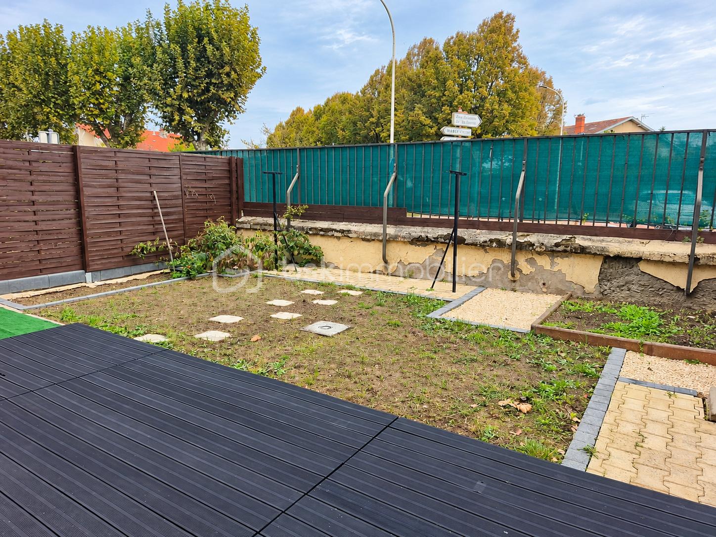 Jardin avec terrasse et panneaux verts.png