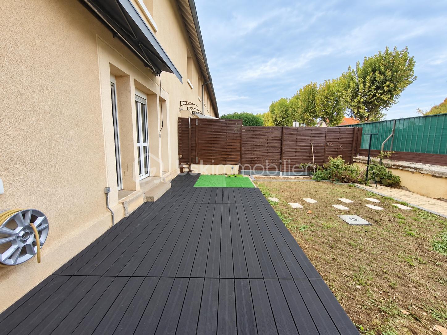 Terrasse et jardin avec maison beige.png