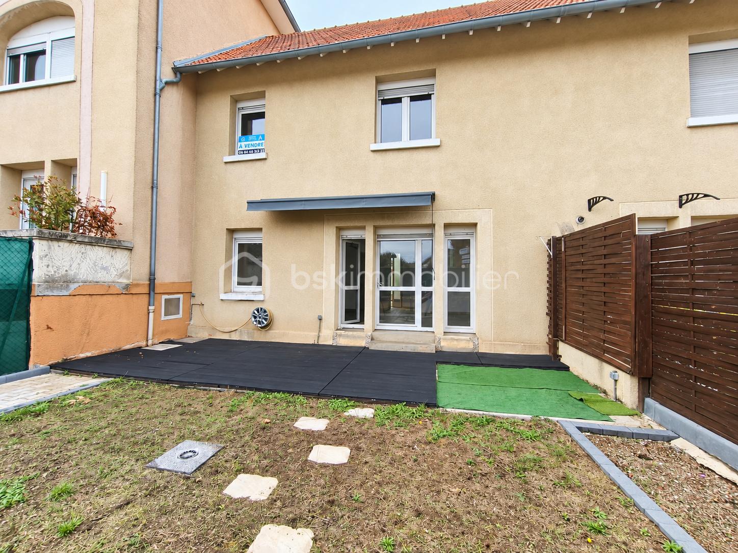 Maison mitoyenne avec terrasse et jardin.png