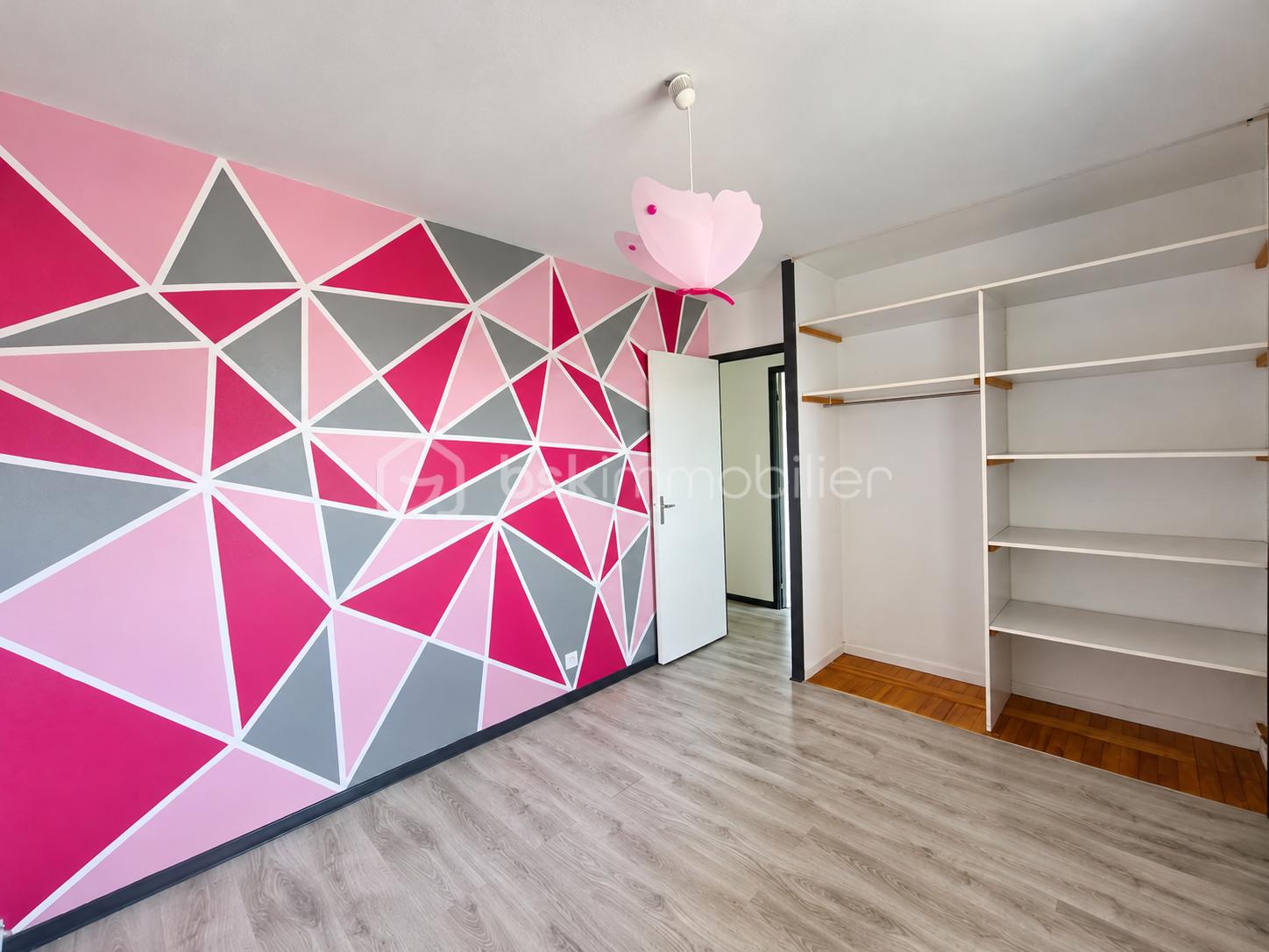 Chambre d’enfant moderne et colorée.png
