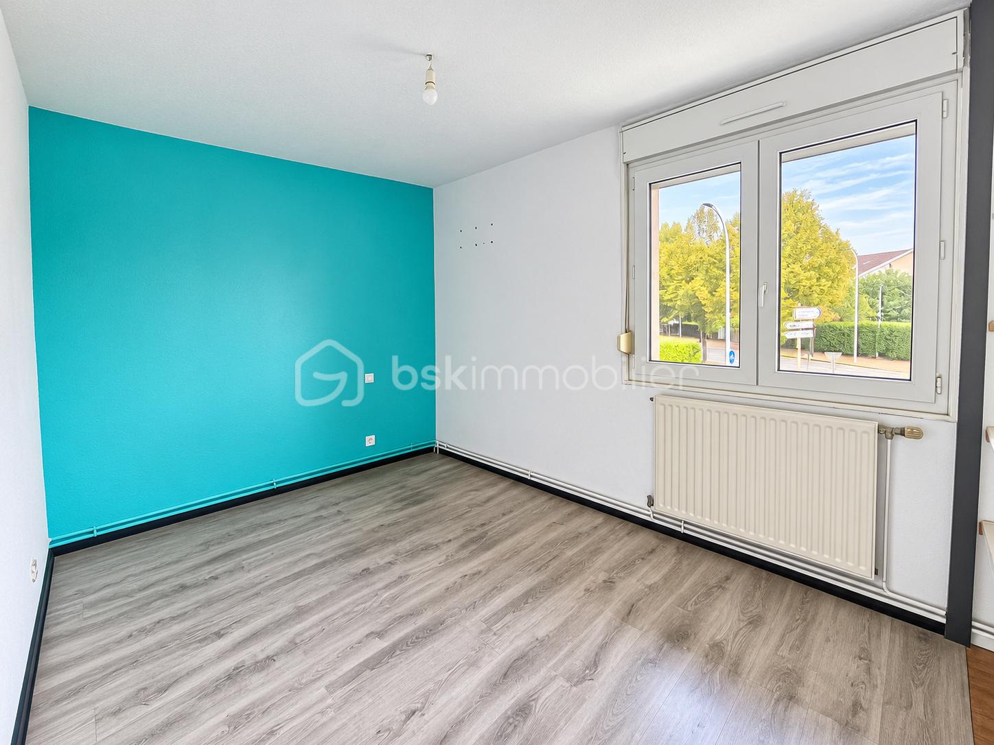 Intérieur lumineux au mur turquoise.png
