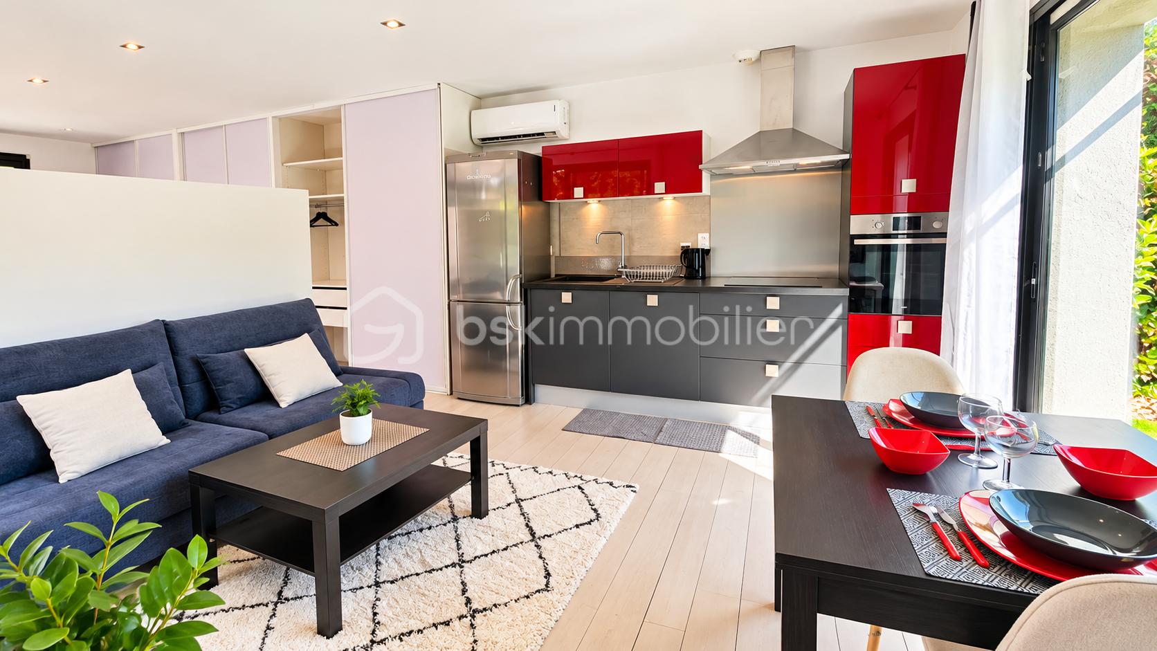 Studio moderne lumineux avec cuisine rouge.png
