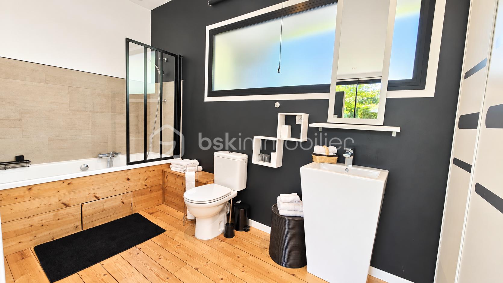 Salle de bains moderne aux tons bois et noir.png