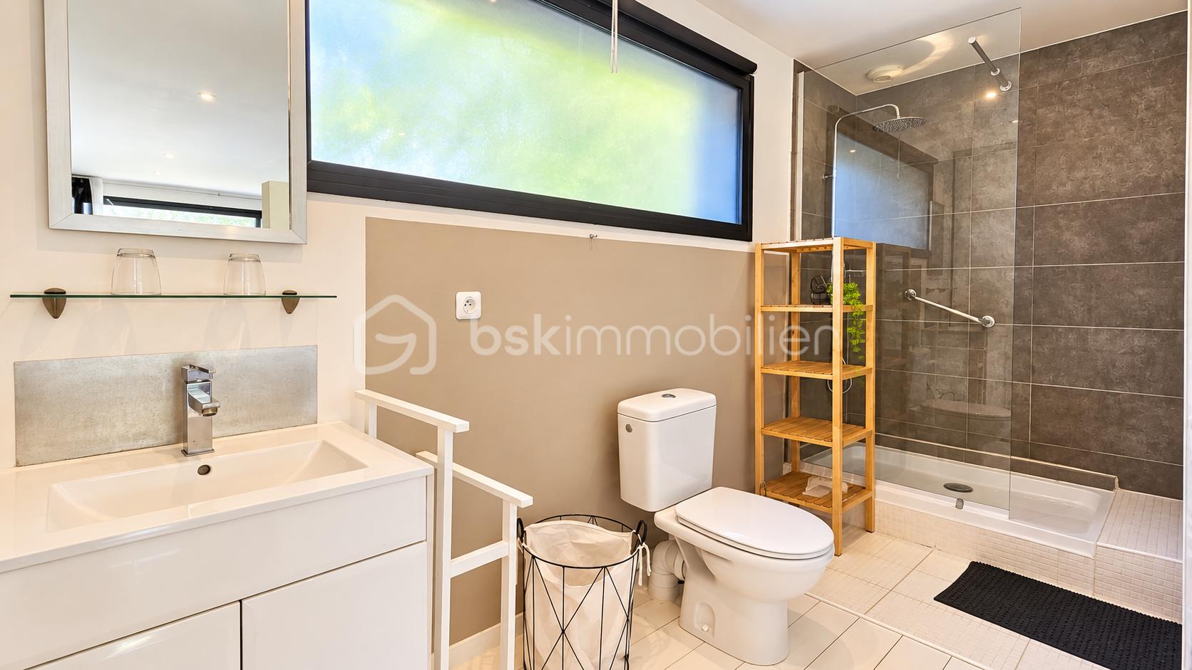 Salle de bains moderne et lumineuse.png