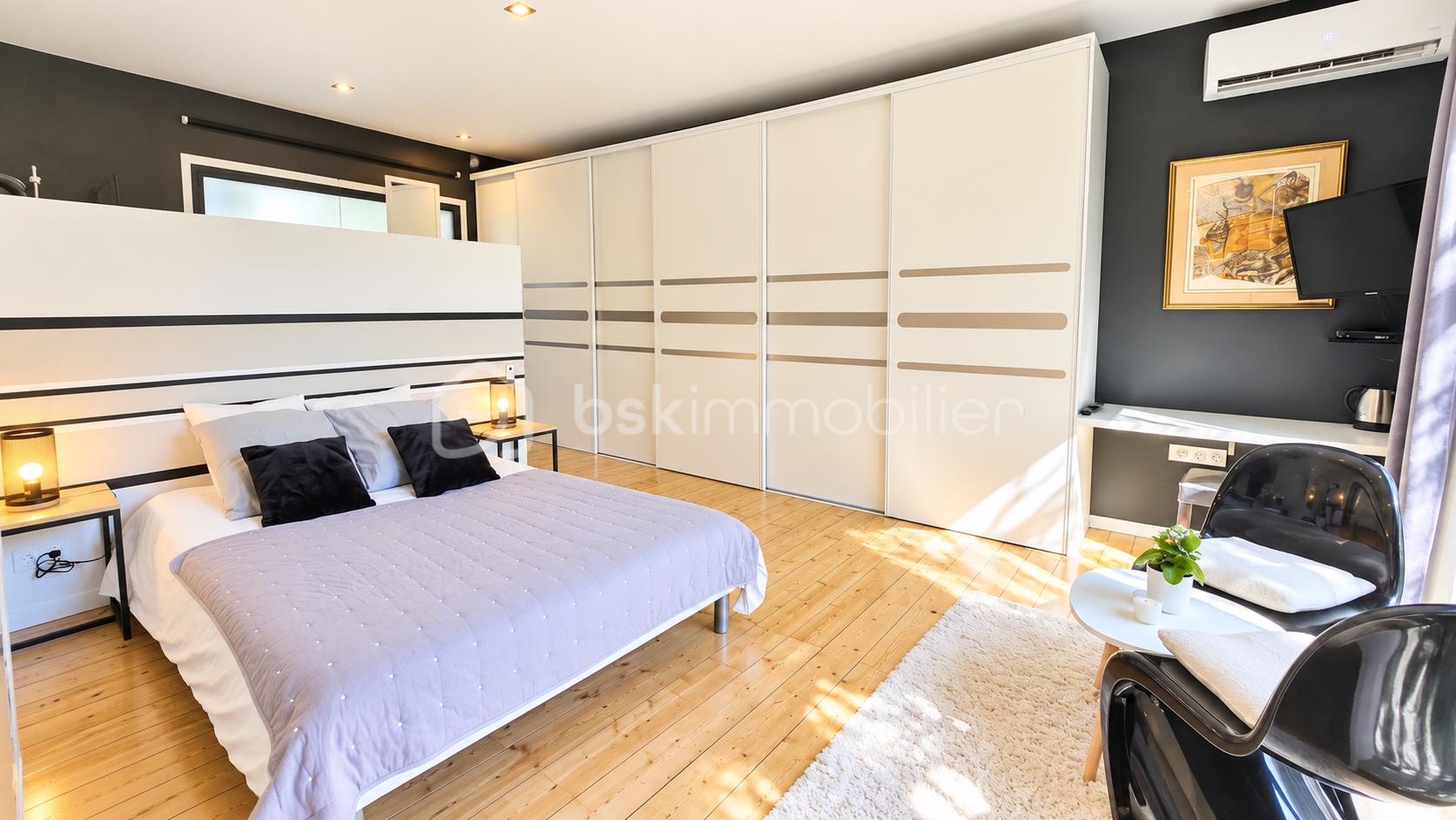 Chambre moderne aux accents graphite et bois.png