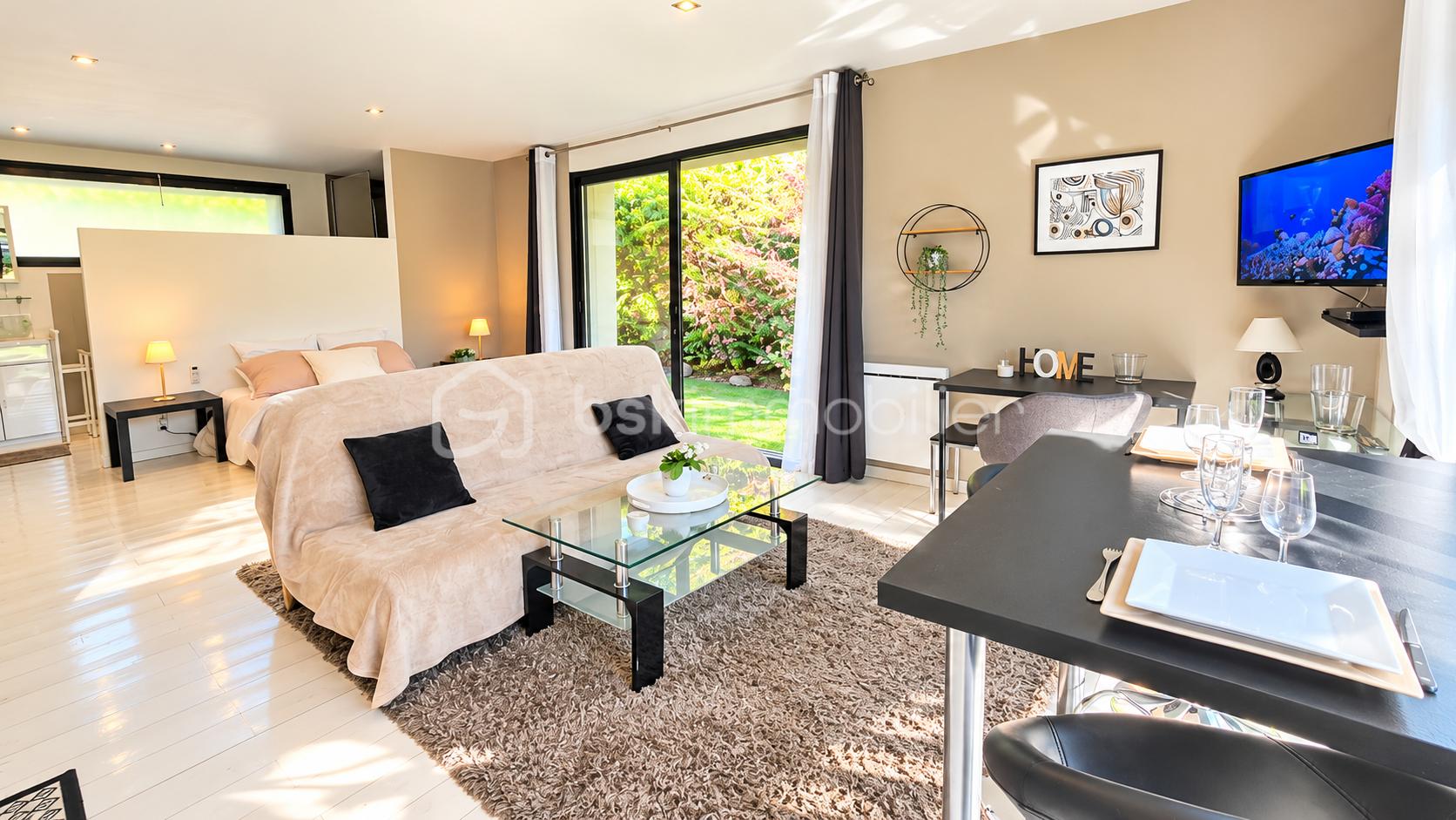 Studio contemporain lumineux avec vue sur jardin.png
