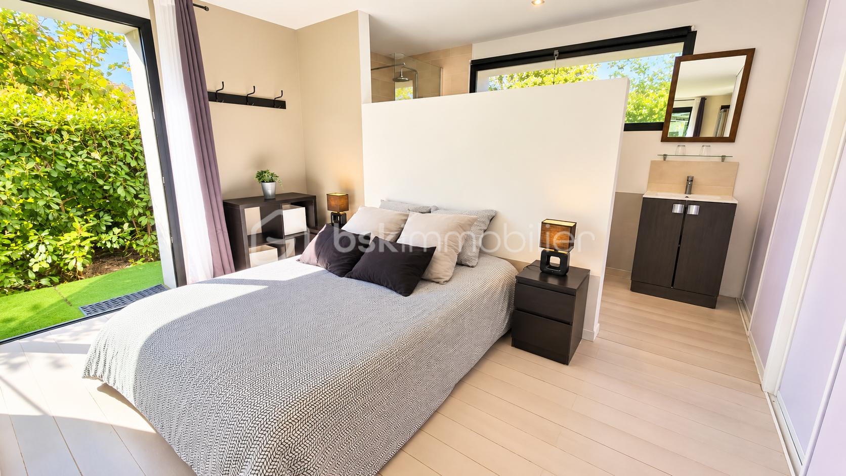 Chambre moderne avec vue sur jardin.png
