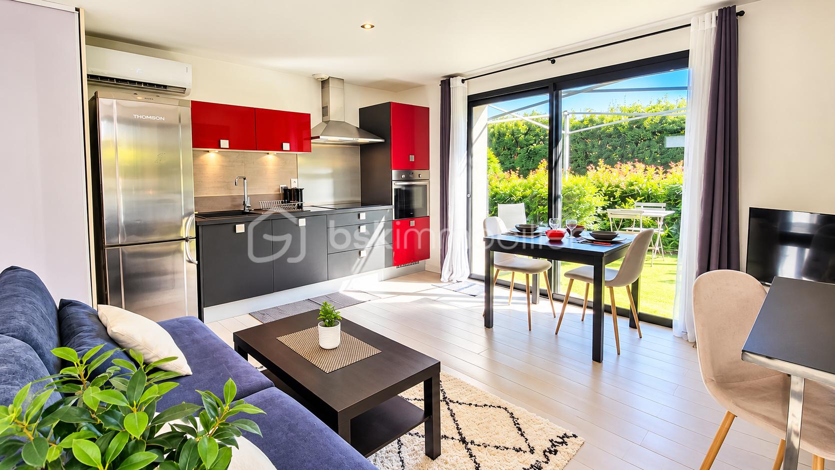Intérieur moderne ouvert sur le jardin.png