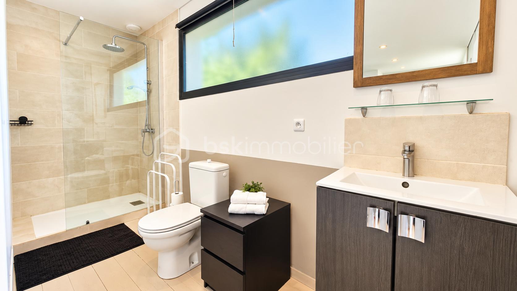 Salle de bain moderne et lumineuse (2).png