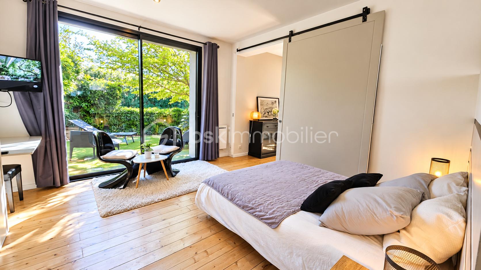 Chambre contemporaine ouverte sur le jardin.png