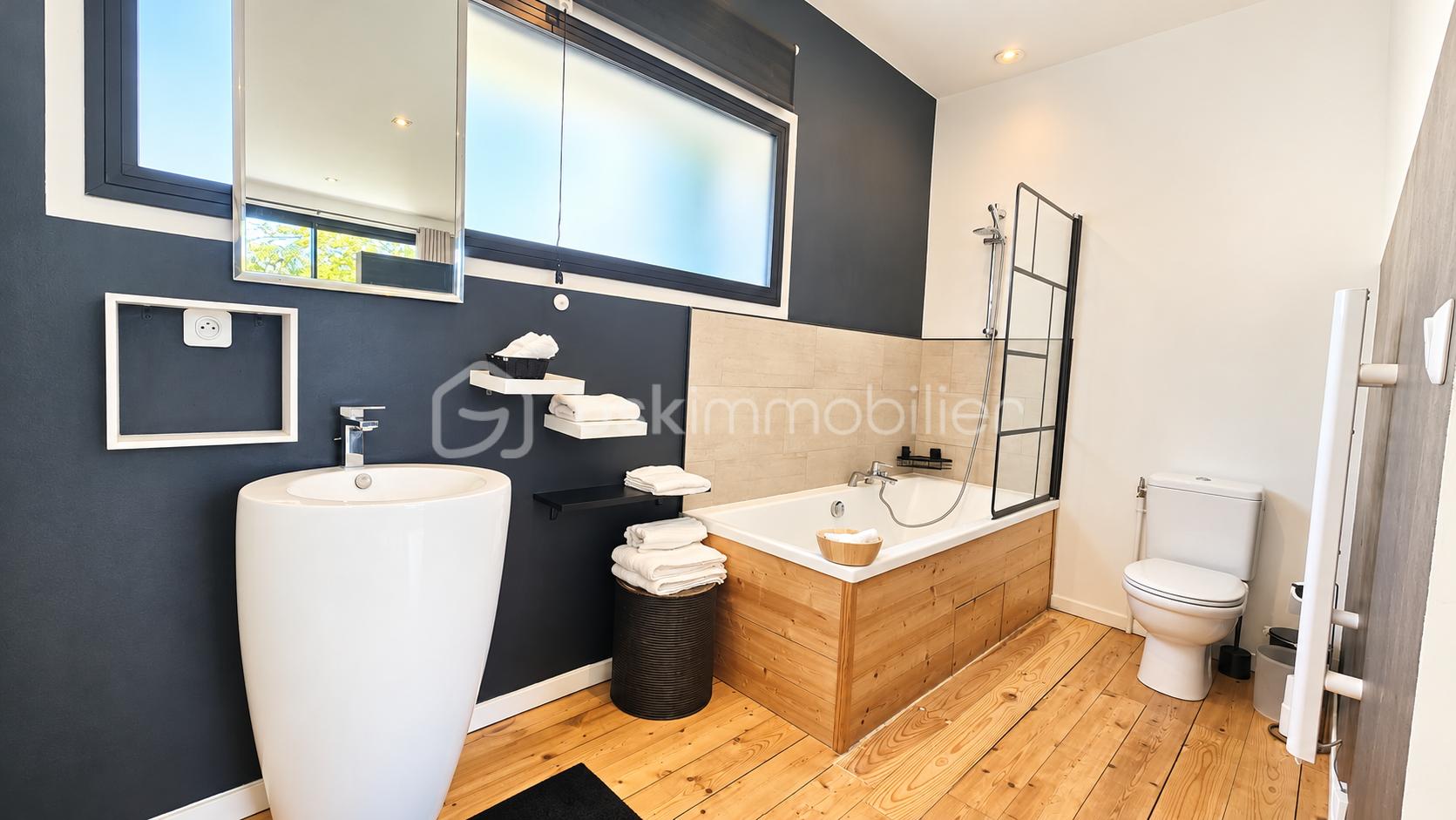 Salle de bain moderne aux accents bois chaleureux.png