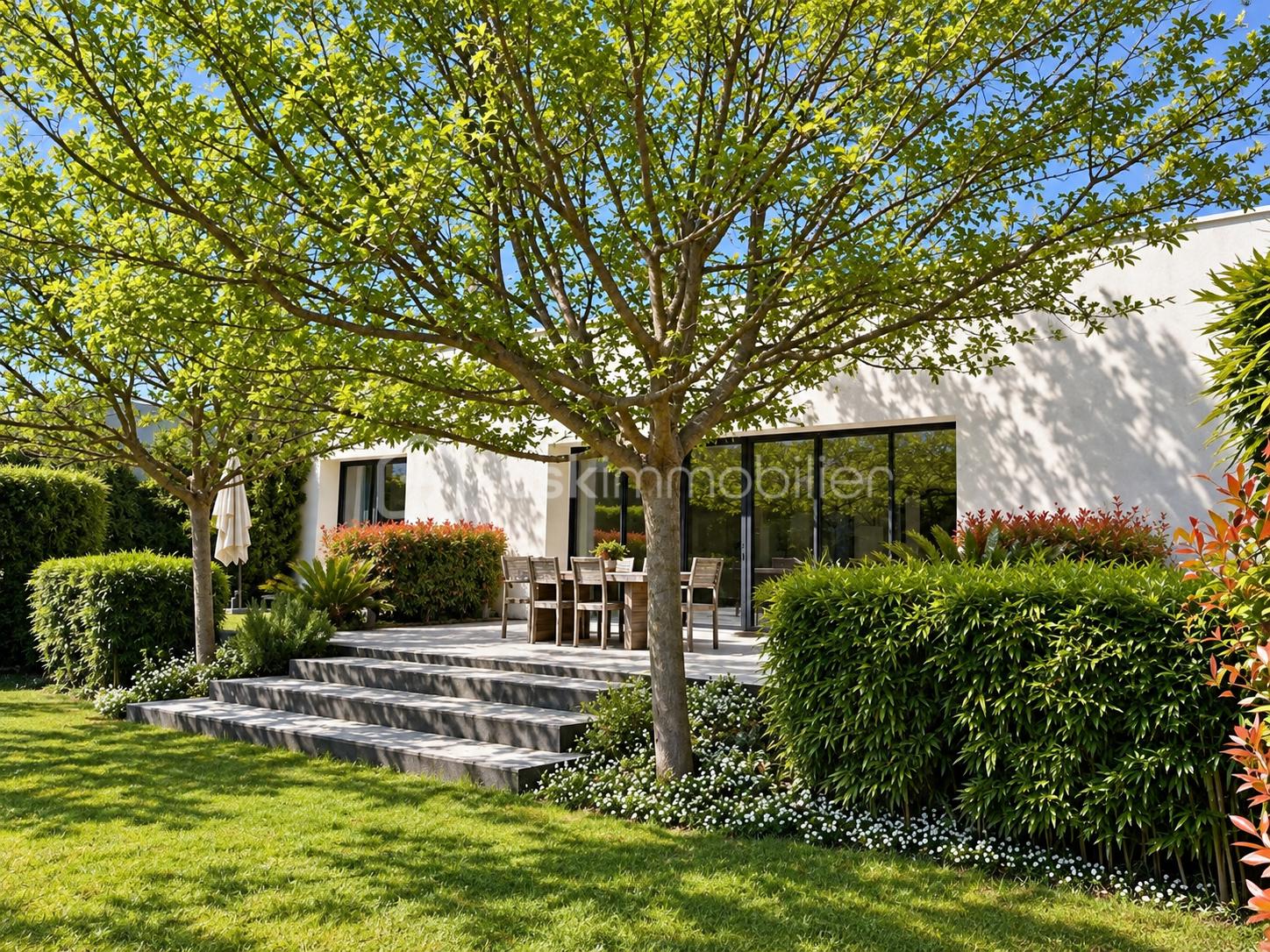 Terrasse moderne sous les arbres.png