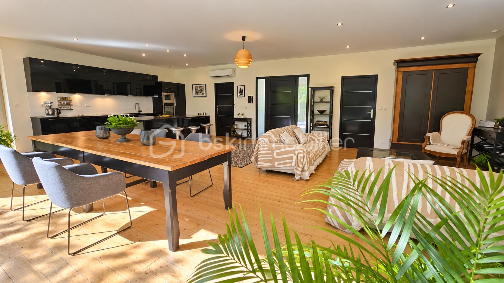 Salon ouvert lumineux aux accents bois et verdure.png