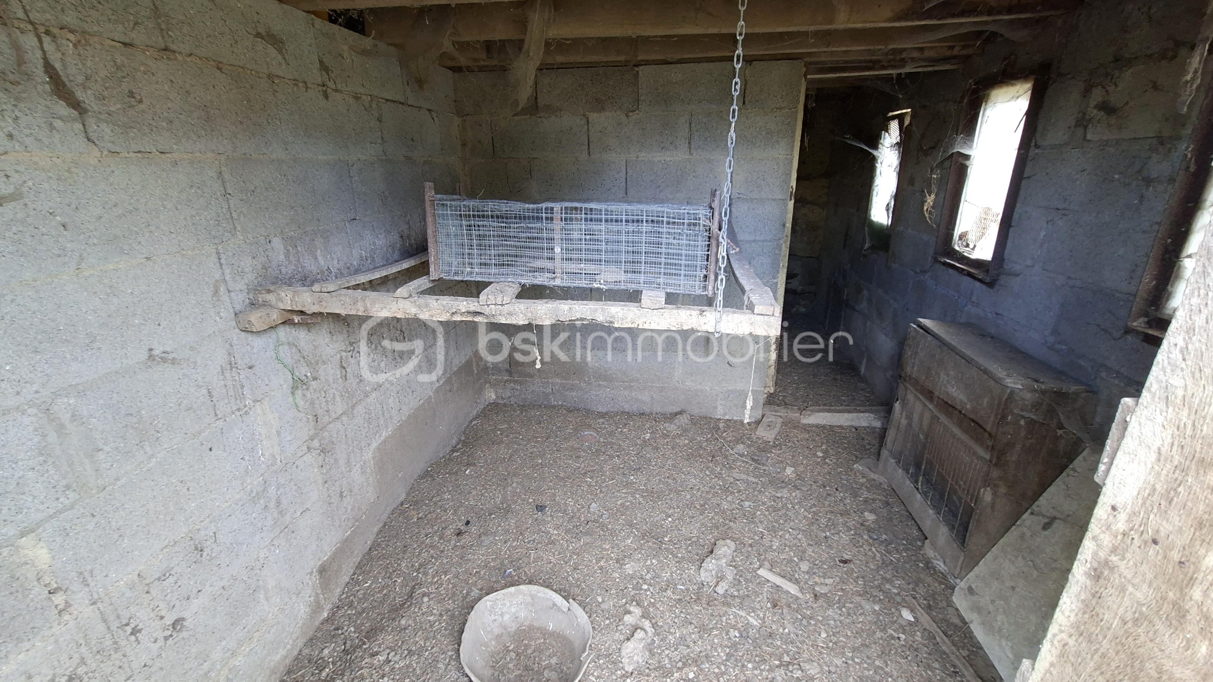 MAUDUIT intérieur dépendance poulailler.jpg