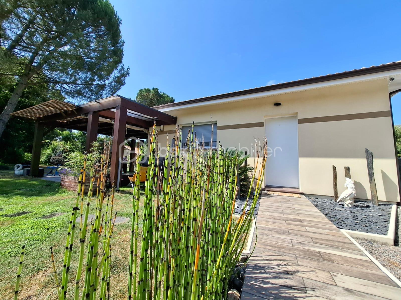 Maison contemporaine de 125 m² - 3 - Exterieur vue porte entrée.jpg