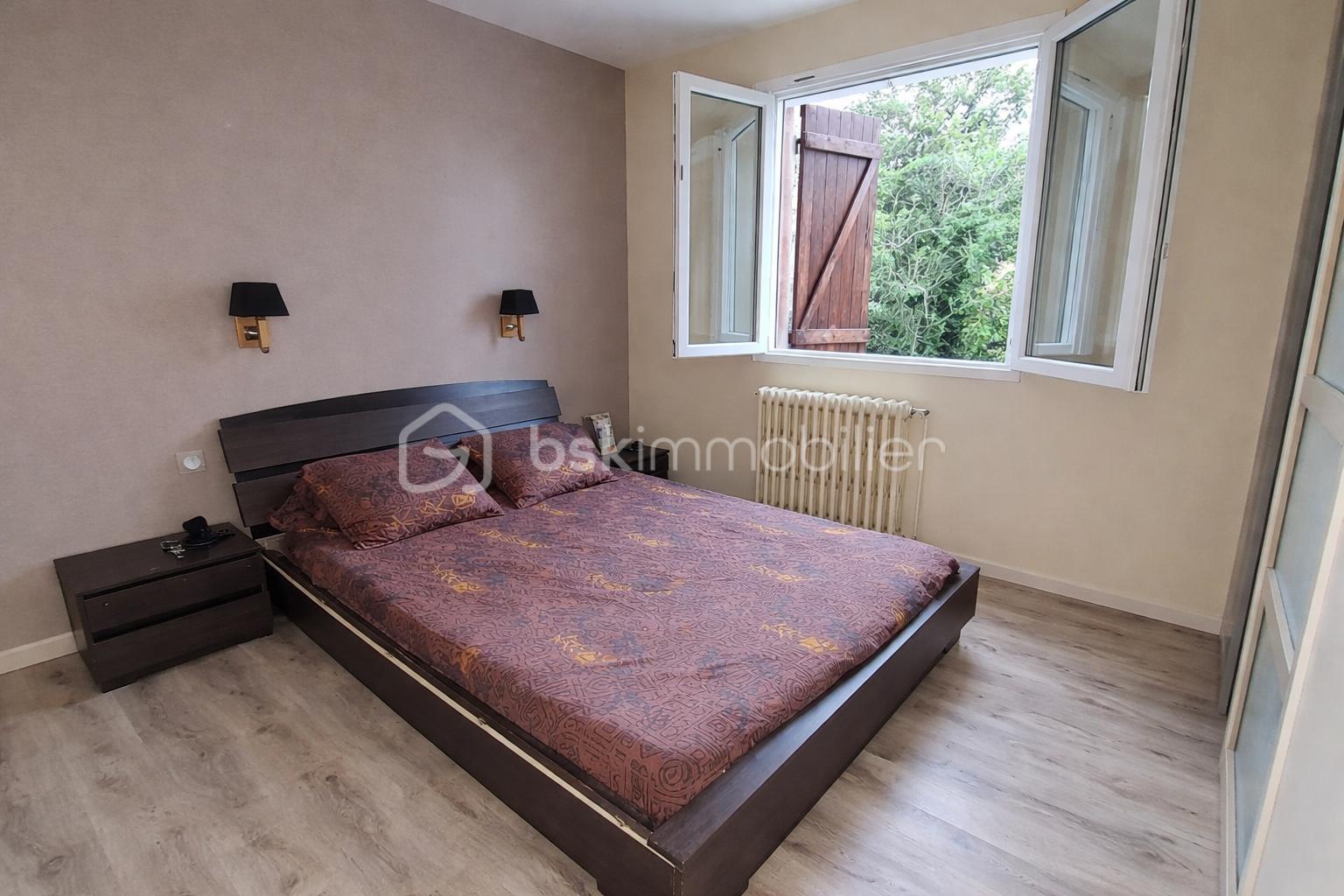 Chambre moderne avec lit double.png