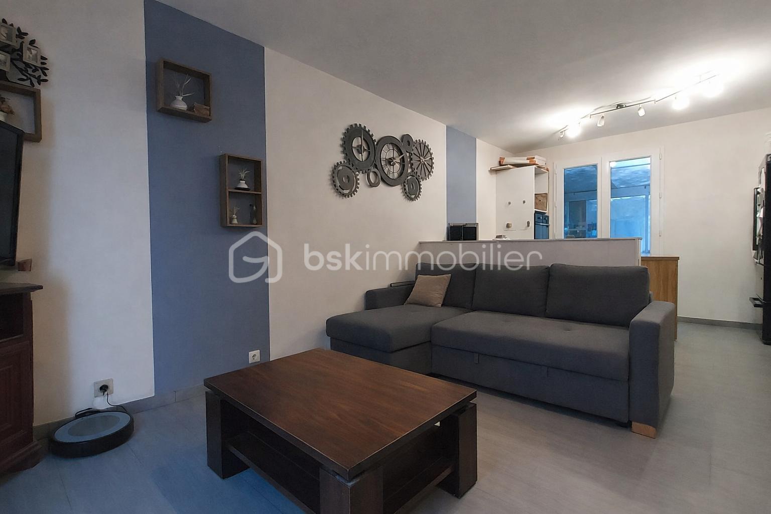 Salon moderne avec cuisine ouverte.png