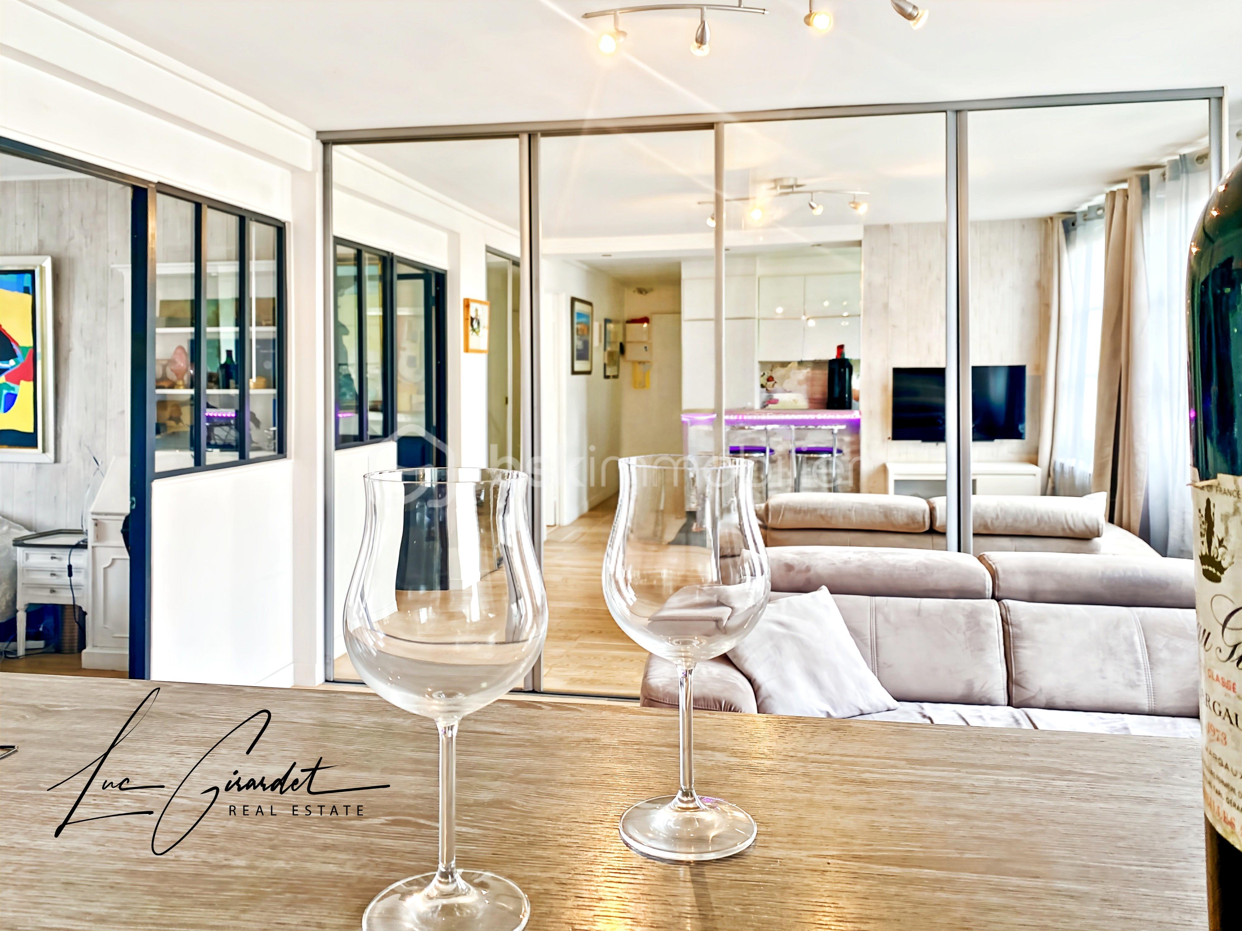 Appartement de 51 m² - details verres plus bouteille.JPG