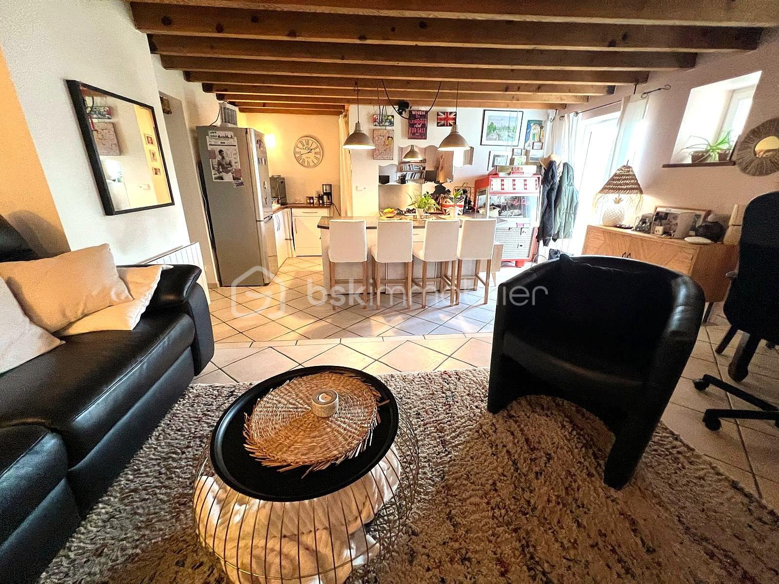 Appartement de 60,76 m² - SALON ET VUE SUR CUISINE.jpg