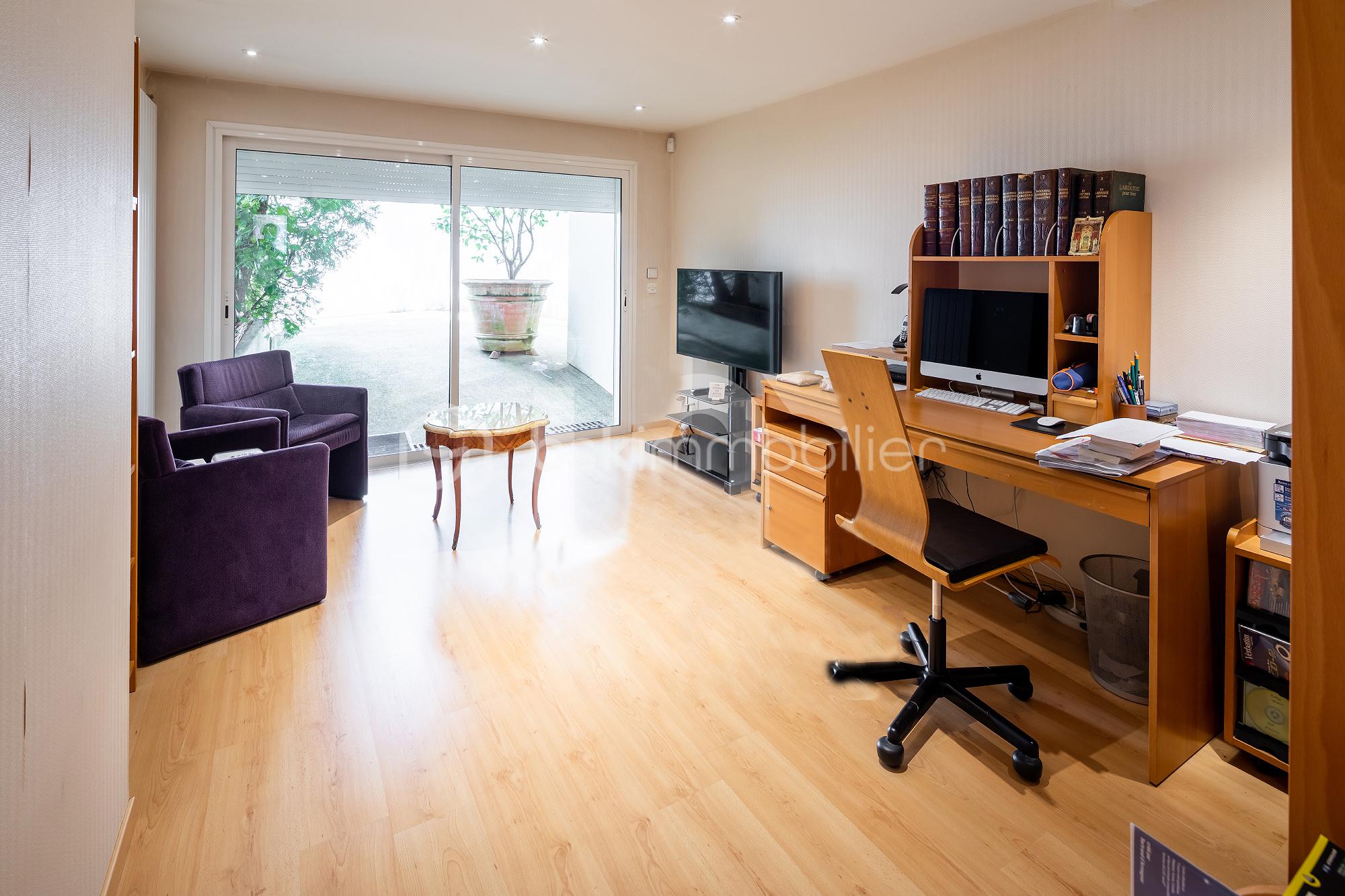 Maison d architecte de 310,80 m² - 13iad.jpg