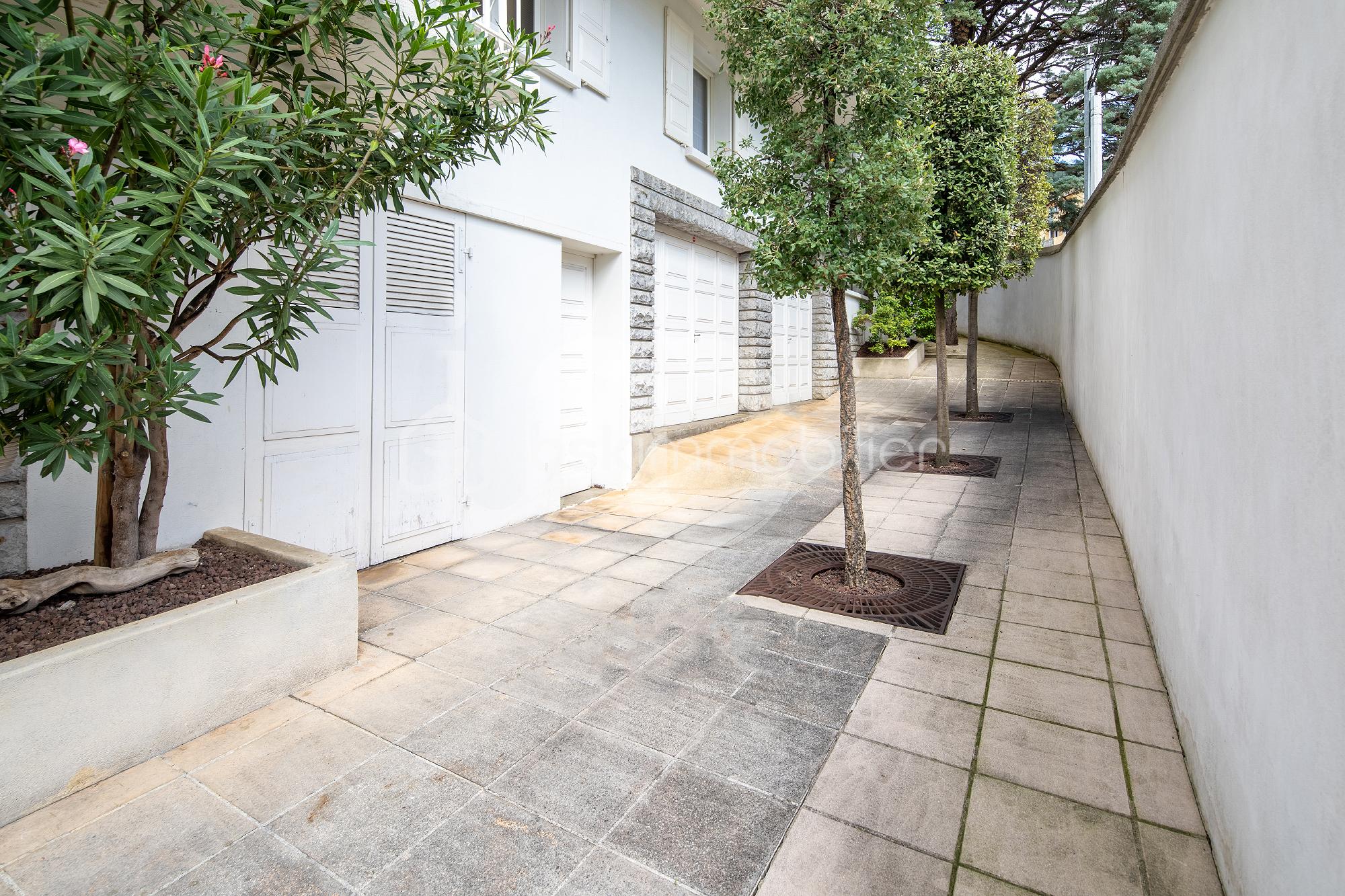 Maison d architecte de 310,80 m² - 25iad.jpg