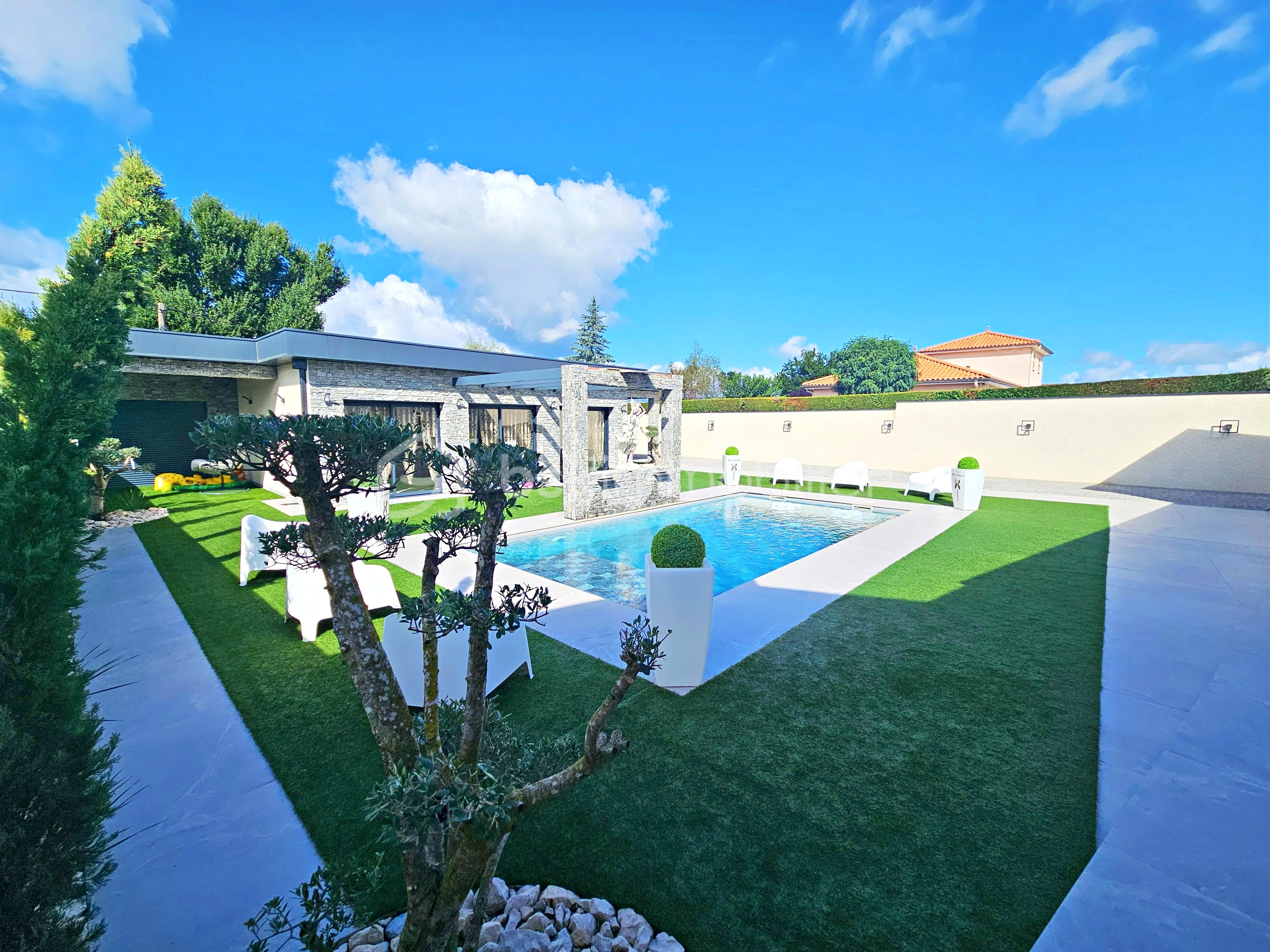 Maison contemporaine de 255 m² - Façade est.jpg