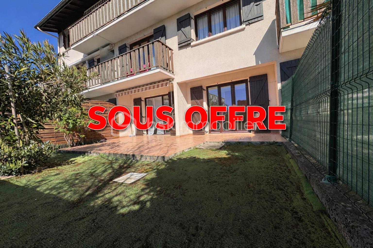 Maison sous offre avec patio et jardin.png