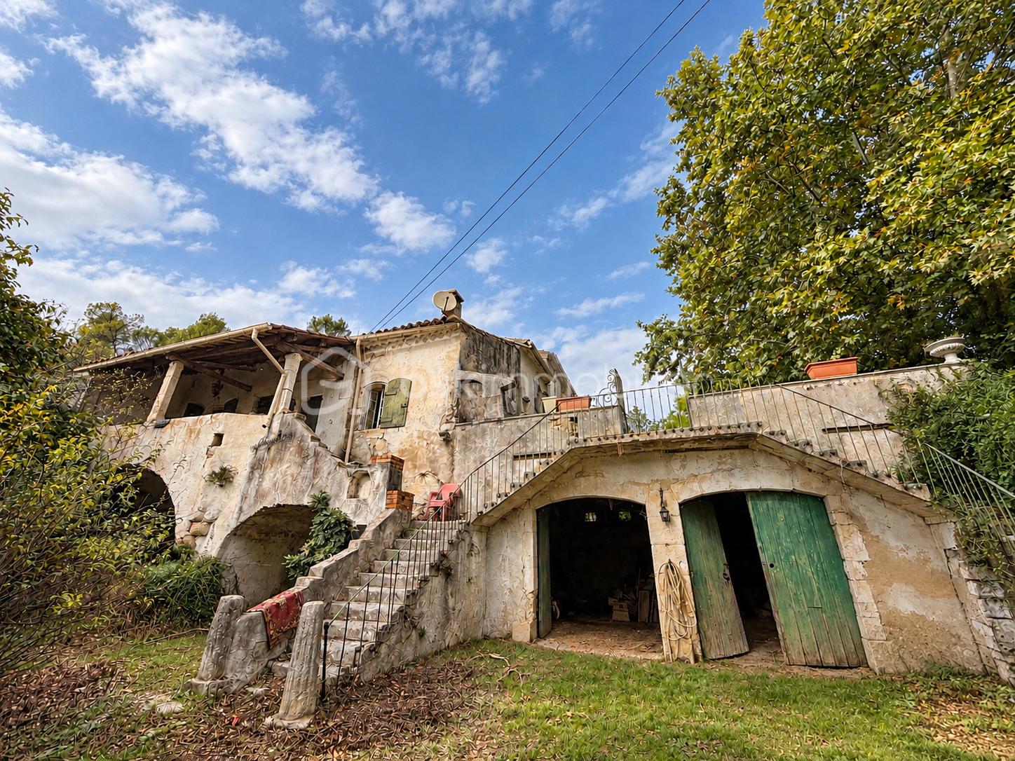 Maison provençale rustique sous ciel bleu.png