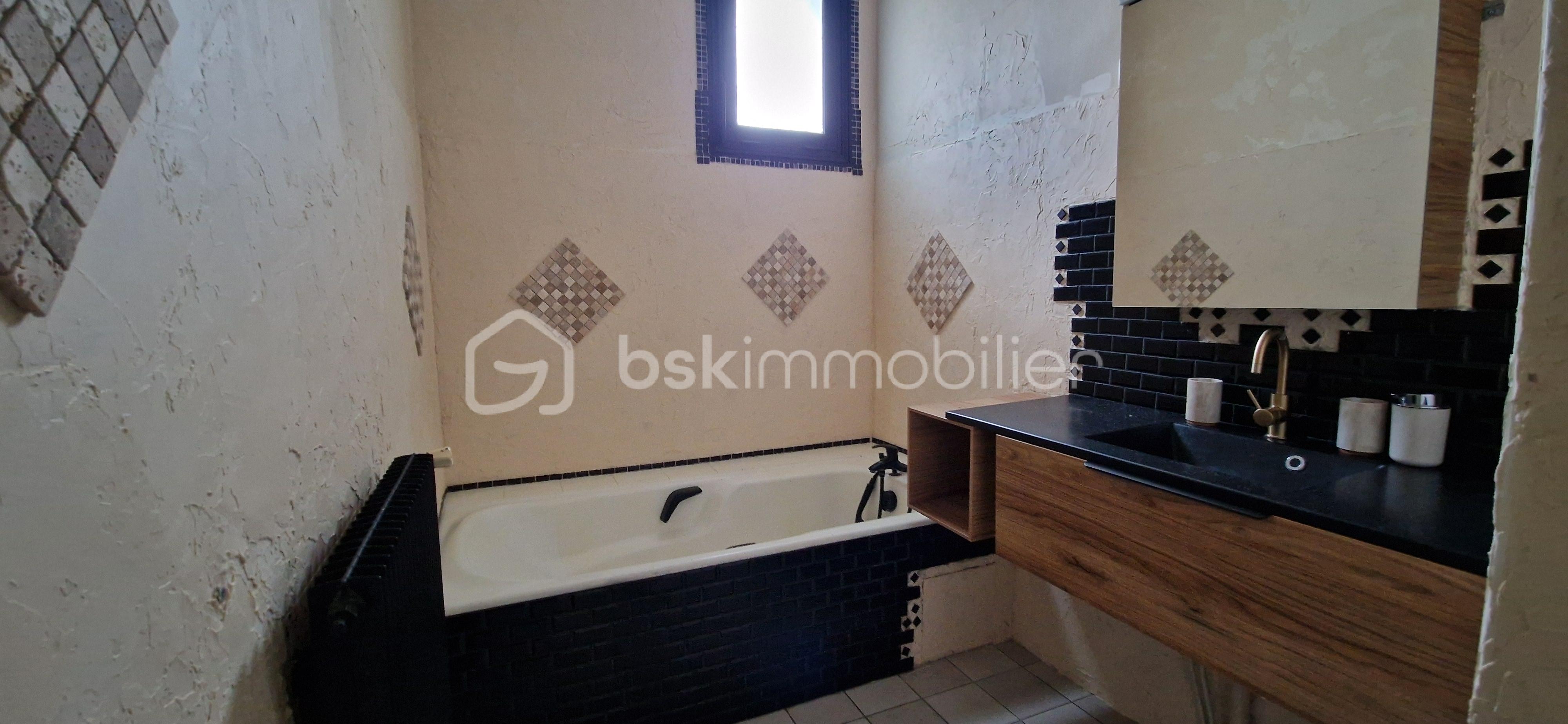 Maison de ville de 106 m² - salle de bain 1.jpg