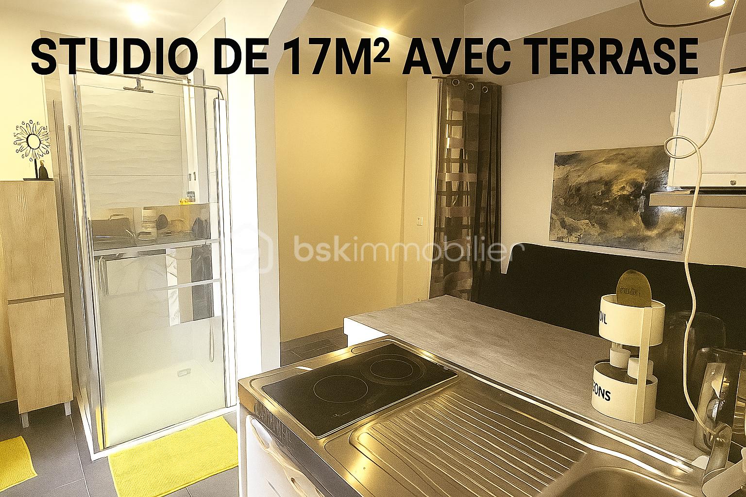 Maison de 270 m² - Studio moderne avec terrasse et décoration ecriture.png