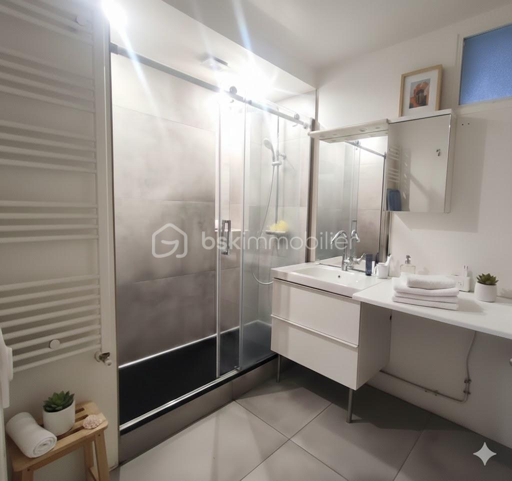 Appartement de 93 m² - 7C PHOTO DOUCHE REFAIT.jpg