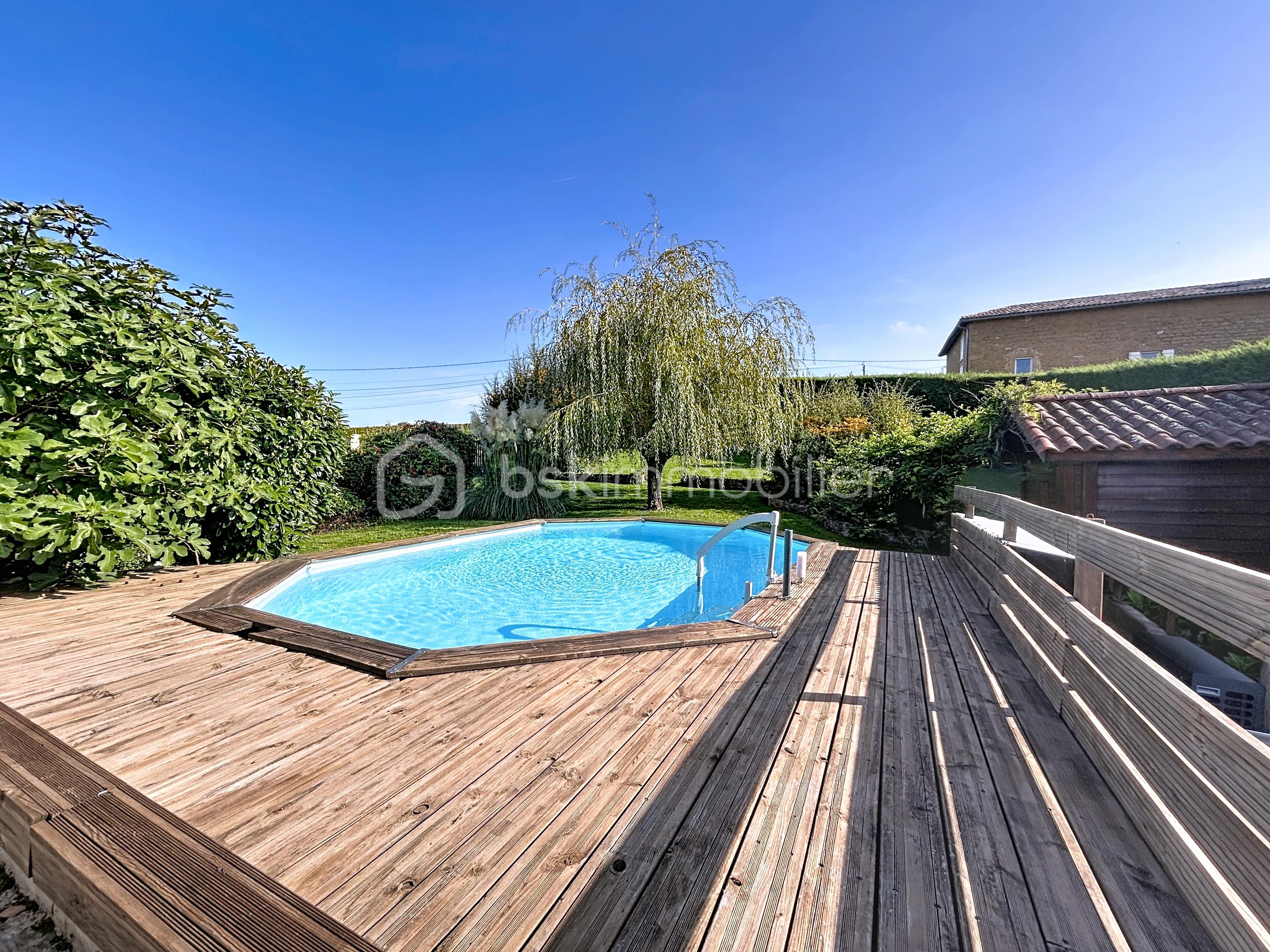 Maison traditionnelle de 134 m² - piscine.jpg