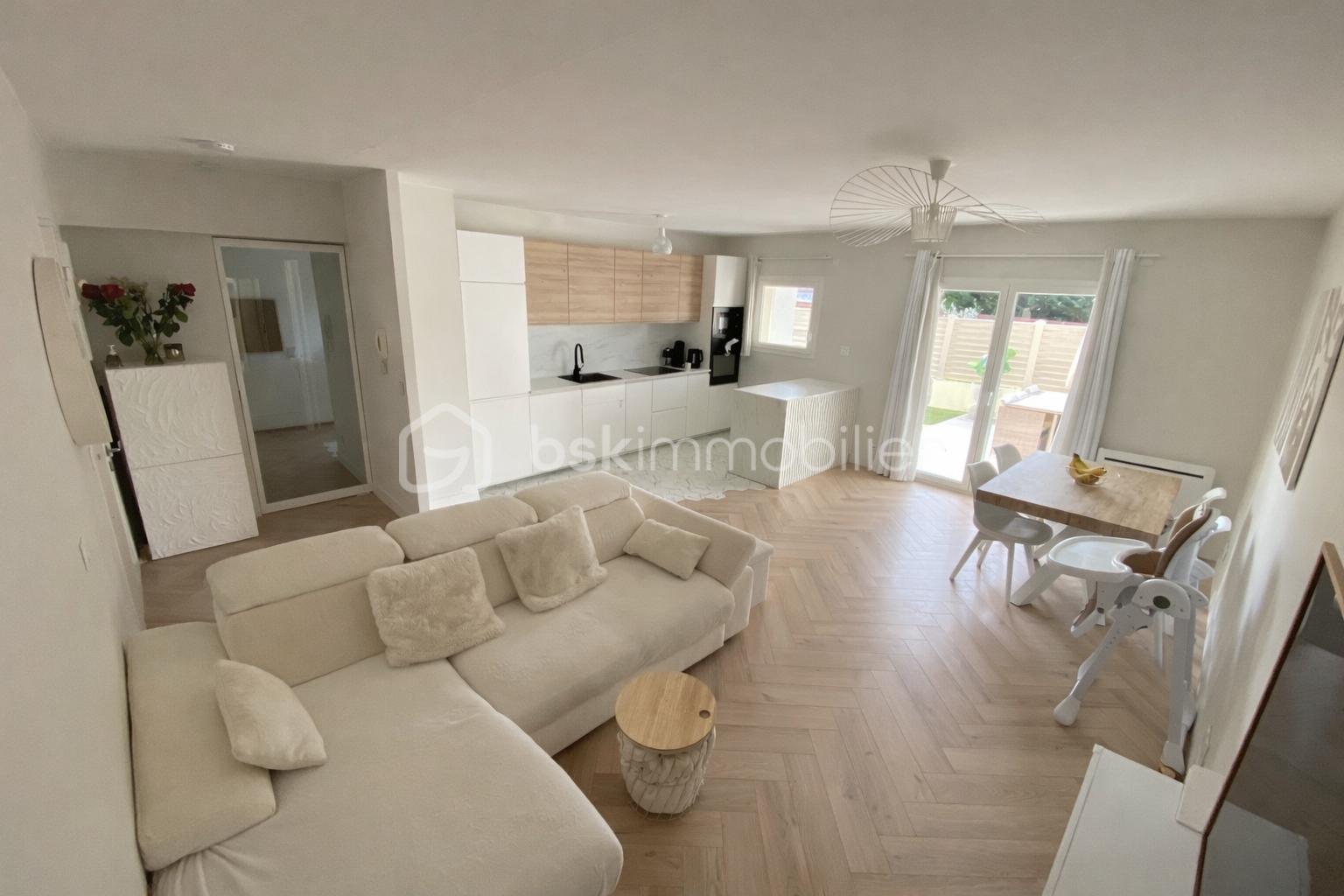 Appartement de 64,29 m² - Salon moderne et cuisine ouverte spacieuse.png