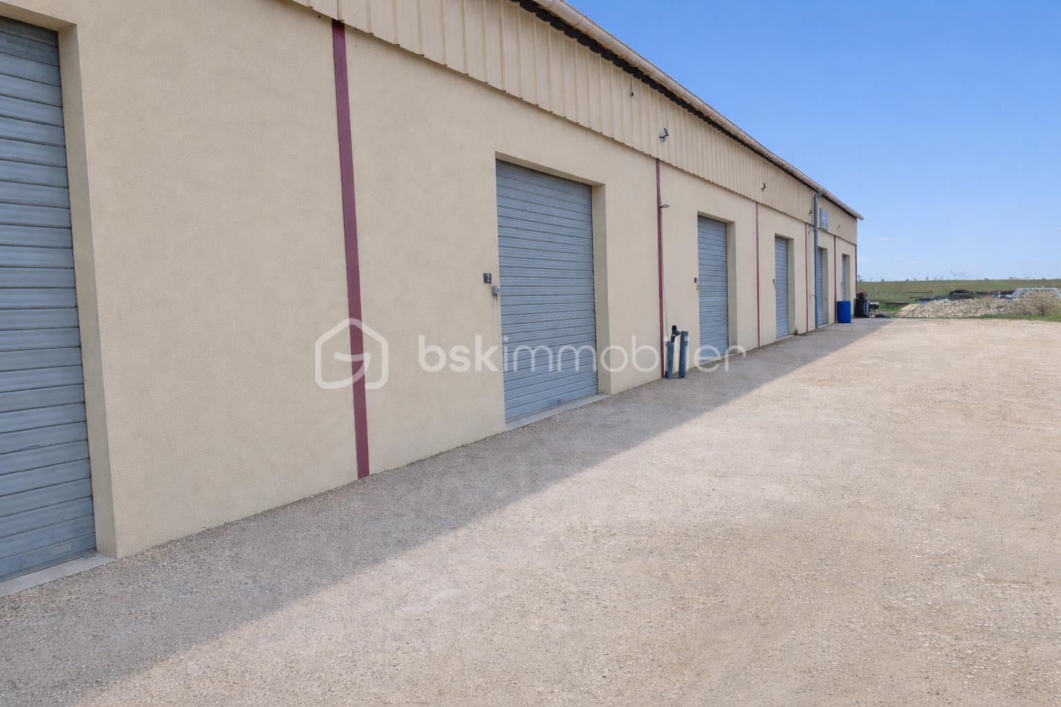 Unités de stockage sous ciel bleu.png