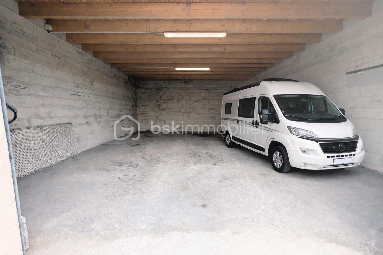 Van aménagé dans un garage spacieux.png