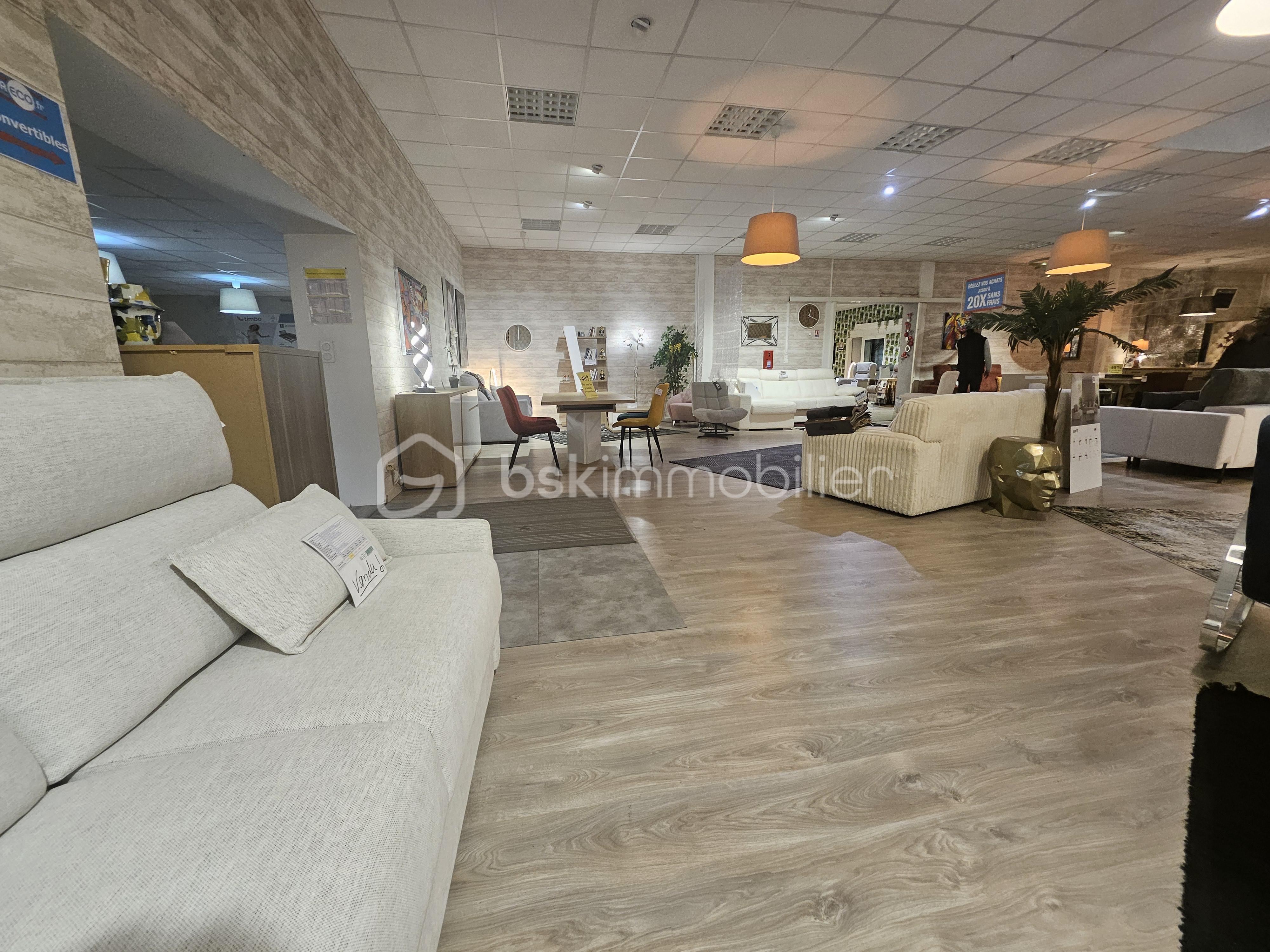 Local d'activités de 1 930 m² - 20251108_154756.jpg