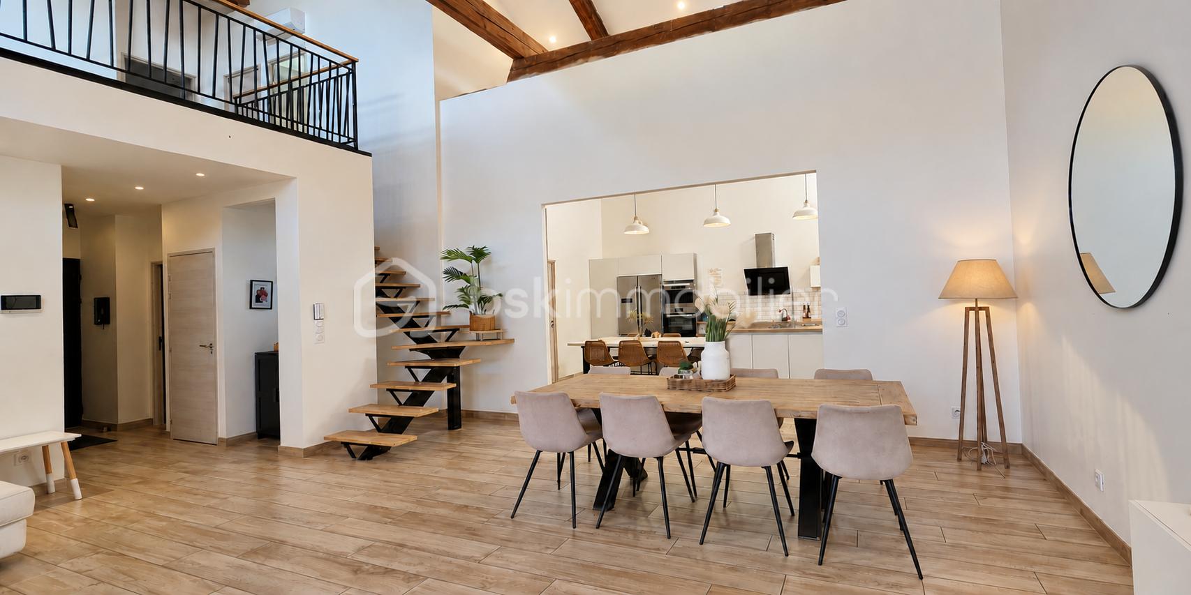 Intérieur chaleureux avec mezzanine et cuisine ouverte.png
