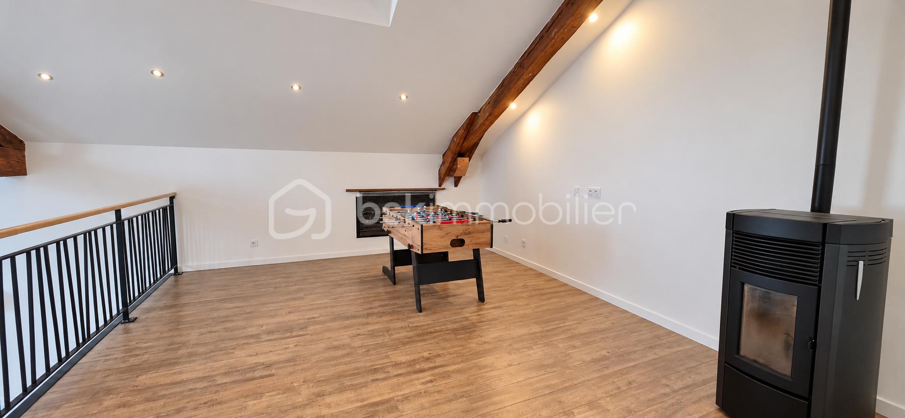 Loft épuré avec baby-foot et poêle.png