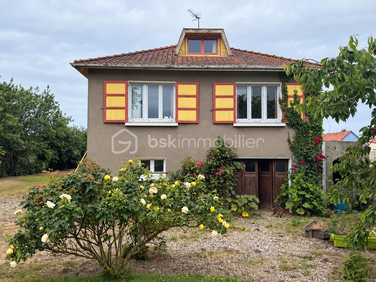 Maison de campagne sous ciel nuageux.png